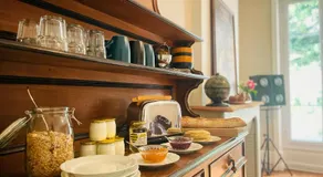 La Maison Voyage Bed and Breakfast - Image 2