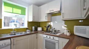 Garfield Place Cosy 2-Bedroom Cottage Central Windsor with Parking - Image 2