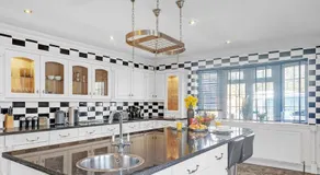 Contractor House - Heathrow & M25, Parking, Wi-Fi - Image 3