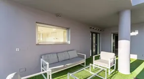 Villa avec piscine privée, jacuzzi et jardin | Vue jardin - Image 5