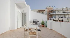 City Apartment with heated rooftop Pool - Image 4