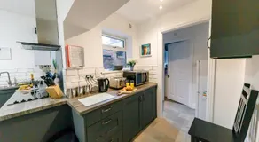 Bright and Well-Kept 3-Bed Property! Free Parking - Image 3