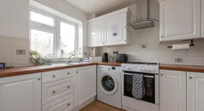 4 BR Maidstone Spacious House -Drive Parking sleeps 7 - Image 4