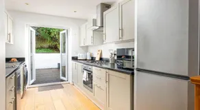 Large 5Bed Town House-Sleeps 9-By FabAccommodation - Image 5