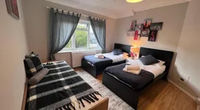 Croydon apartment with parking - Image 2
