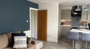 2 Bedroom Flat Bracknell Free Parking - Image 5