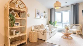 Emerald Retro King Suite with Gym & Parking near Downtown & Airport - Image 2