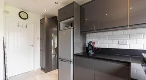 West Green House Spacious 3BR,Wifi,Paid Parking, Next to Crawley Hospital,Close to Gatwick Airport, Contractors, temporary relocations - Image 4