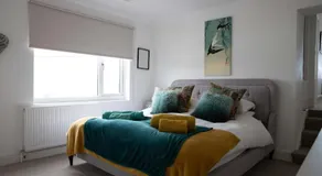 Stunning 2 Bed Apartment with Sea Views - Image 5