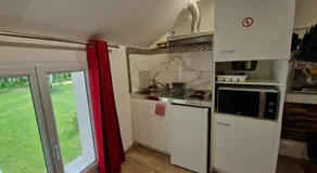 07 - Joli studio tout équipé avec un lit double, vue sur jardin, parking privatif gratuit, grand fourgon possible, tout le linge de maison est fourni - Image 5