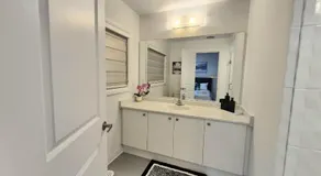 First Class Ensuite Room - Image 5