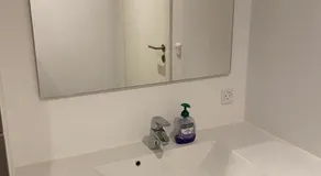Skønt værelse med eget bad og toilet - Image 2