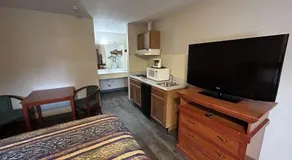 Lodge Inn Extended Stay - Image 5
