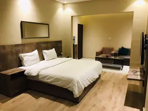 Hamsun Shahrah-e-Faisal - Image 5