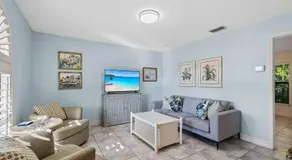 Le Monaco - 1 BR Romantic Condo! Getaway Steps from 5th Ave S Stylish Coastal Retreat with King Bed Beach Access and Prime Location, Near Dining Shopping and Sunset Views! - Image 2