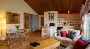Surlingham Lodge Studio Large Family Cottage - Image 2