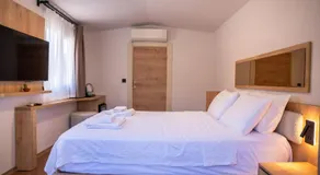 Sunmed Lodge - Image 2