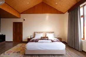 The Hillside 1BR with balcony by Homeyhuts - Image 2