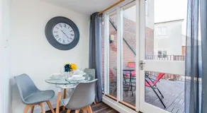 Beautiful Flat - Town Centre - Sleeps 4 - Netflix - Smart TV's By Teza Homes Serviced Accommodations - Image 4