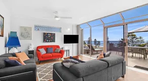 Beachfront Esplanade Apartment 12-20 Ocean Views - Image 2