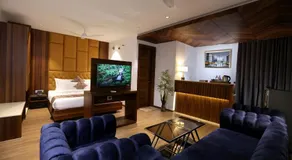 ROYAL LALIT Grand Hotel - Image 2