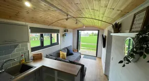 Maple Lodge Quirky Salvaged Railway Carriage with Hot Tub - Image 3