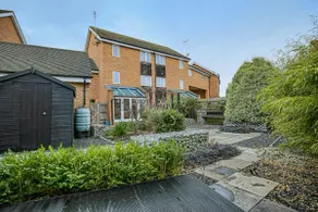 Luxury 5 Bedroom 3 Bathroom House - Smart TVs with Sky and Netflix, Super Fast WiFi, Free Parking by Yoko Property - Image 4