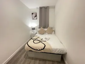 Stylish 4-Bed Luxury Apartment in Prime Location - Image 2