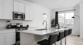 Modern Luxury Retreat Westfield- Near Grand Park - Image 4