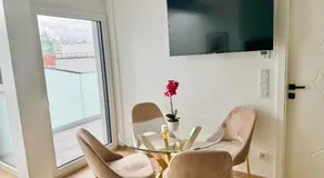 Luxury Rooftop Apartment with Free Parking - Image 3