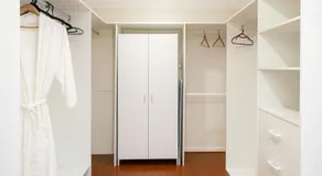 Private room with pool and ensuite - Image 5