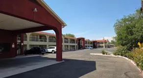 American Inn & Suites - Image 2
