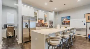 Stunning Townhome Near Uptown - Image 3