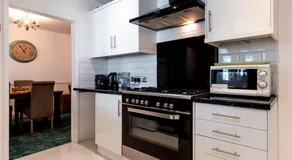Home in Reading Berkshire - for Contractors & Families with Free Parking & WiFi - Image 4