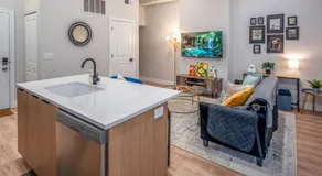 Prime OTR, 3 Lux Queen Beds, Two 55in TVs, Steps to TQL, Findlay Market, Light Rail, Fast Wifi - Image 2