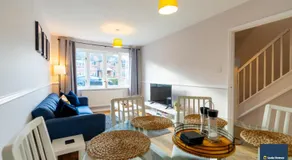Camberley Spacious and Comfy 3 Bedroom Home, Next to Frimley Hospital with Parking - Image 2