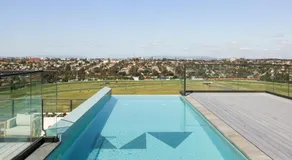 Free parking - trackside apartment with pool, gym - Image 5