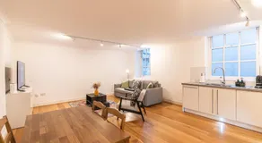 Elegant 1BR Cannon Street Flat in Historic London - Image 3