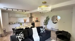 Modern 2BR Flat By Ankers Short Term Rental Stockport Direct Train to Airport - Image 2
