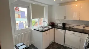 Stay in Yeovil Town Centre, Large 2 BD Apt With Parking, Sleeps 4 - Image 3