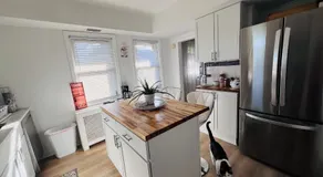 Charming 3 Bedroom Cottage Apartment in a Tudor-Style Home - Image 2