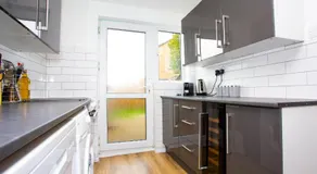 GERARD WALK - Spacious Home, High Speed Wi-Fi, Free Parking, Garden - Image 4
