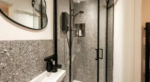 Quirky Village Centre Apartment Above a Cocktail Bar, Castle Donington - Image 5
