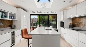 Spacious 4BR 2 baths House, Near Canary Wharf DLR Access - Image 3