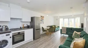 Beautiful brand new 3 bedroom city centre house with garden - Image 3