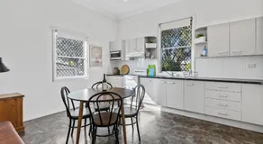 HOLIDAYS ON LOVE STREET / HUNTER VALLEY - Image 2