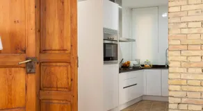 Cette confortable propriété de 85 m² est une option parfaite pour profiter de cette merveilleuse ville. Avec un petit balcon auquel vous pouvez accéder depuis votre magnifique salon, parfaitement bien équipé et meublé. Lumineux et moderne, avec un - Image 5
