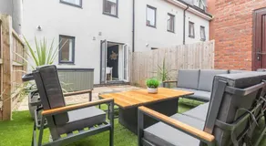 Modern 4 Bedroom 4 Bathroom Home in Cheltenham - Image 5
