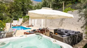 Caleta Seaview Suites - Pool & Jacuzzi - Image 2