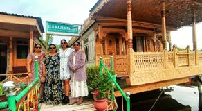 Raja's Palace Houseboat - Lake View - Image 5